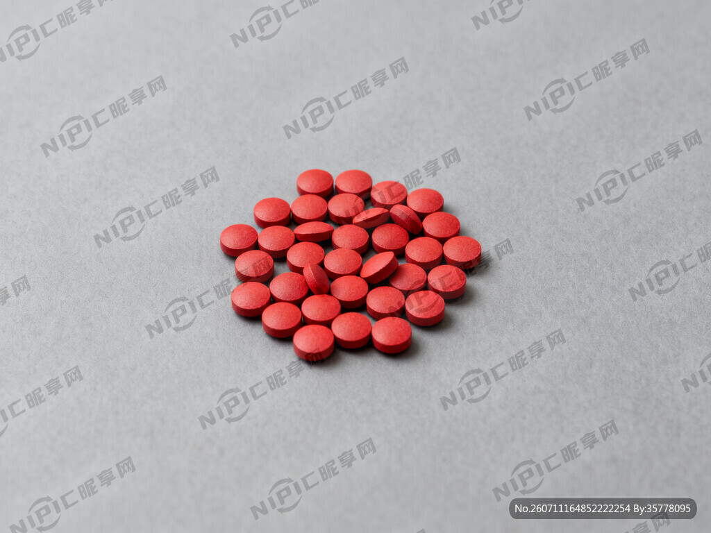灰色底 一小堆红色小药片