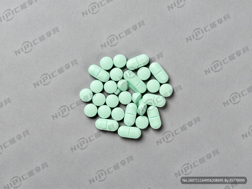 灰色底 一小堆浅绿色小药片
