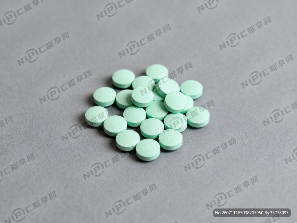 灰色底 一小堆浅绿色小圆药片