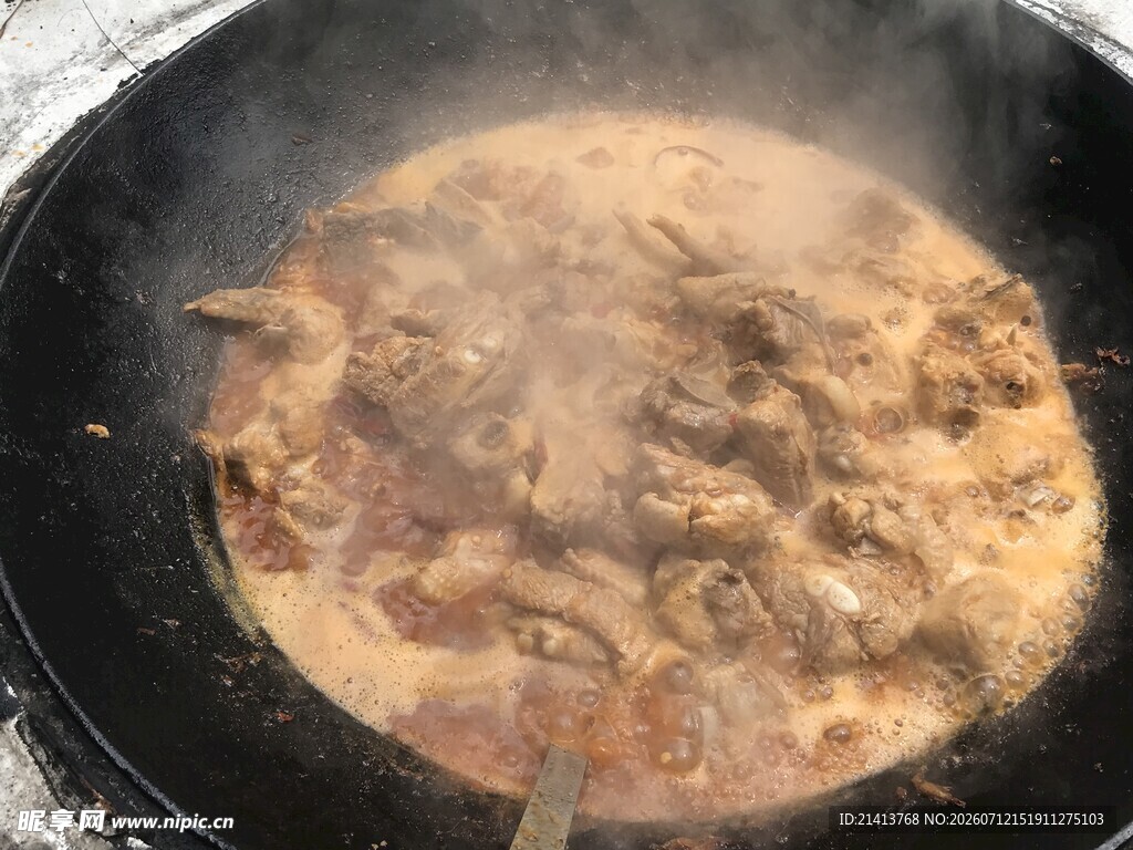 锅中炖煮的美味肉块