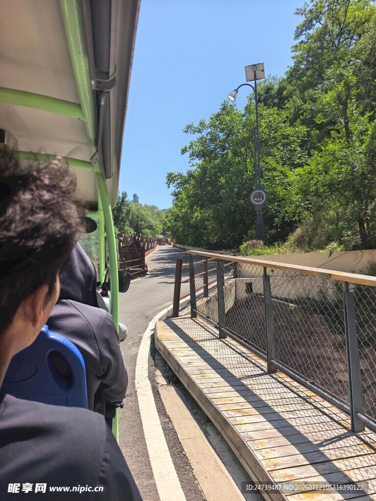 乘观光车赏户外风景