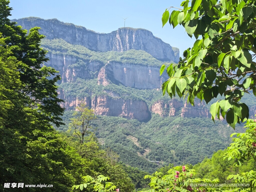 山林间的壮丽巍峨山峰