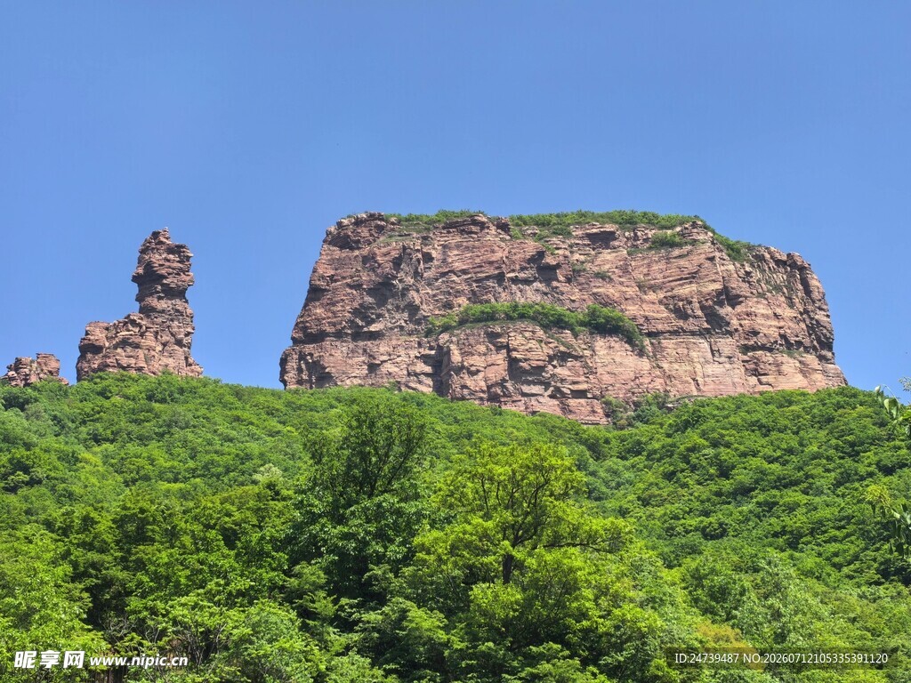 青山间的奇特岩石景观