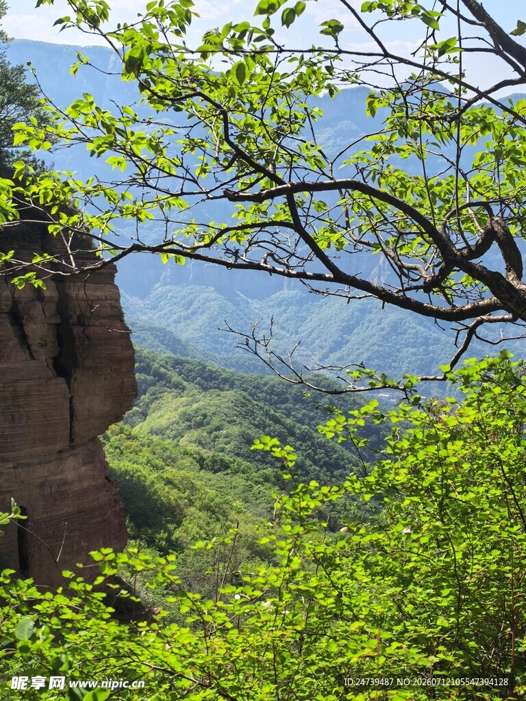 山间绿意盎然的峭壁景致