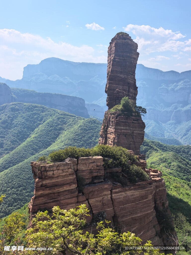奇峰耸立山间美景
