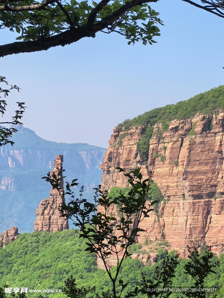 壮丽山景峭壁绿植相映
