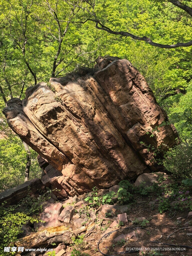 山林间奇特造型的岩石