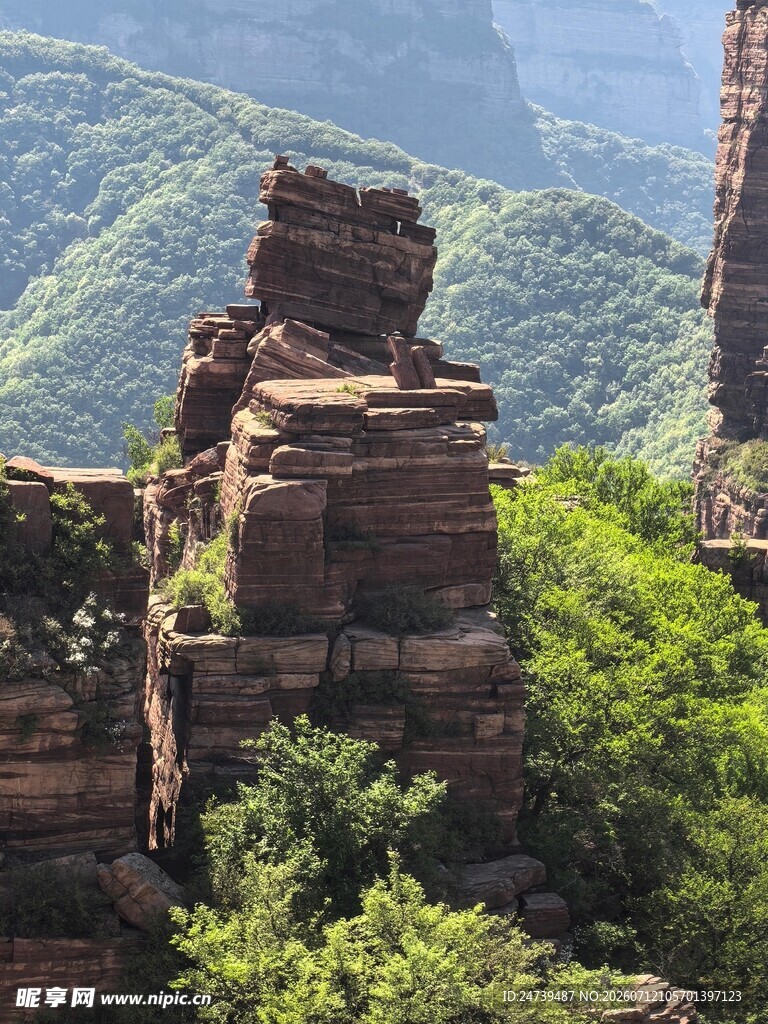 壮观丹霞地貌山间景色