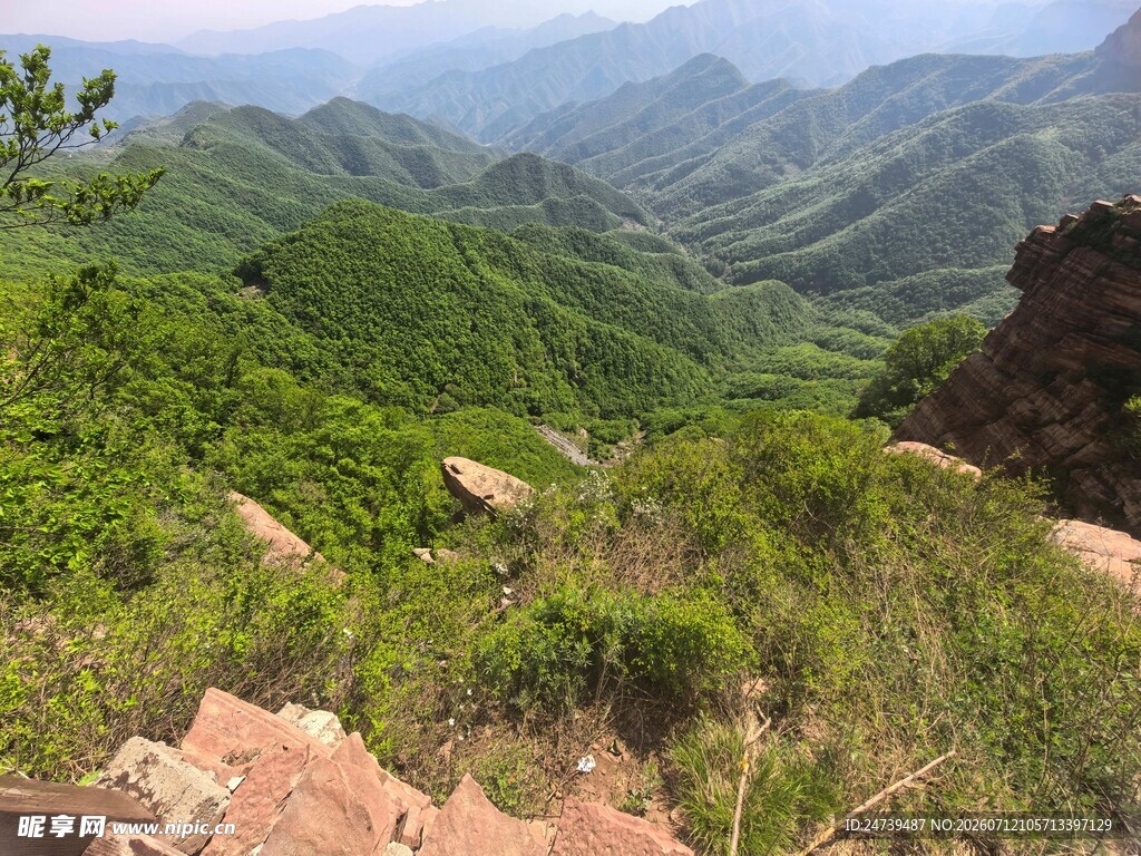 山峦绿意浓徒步佳景处