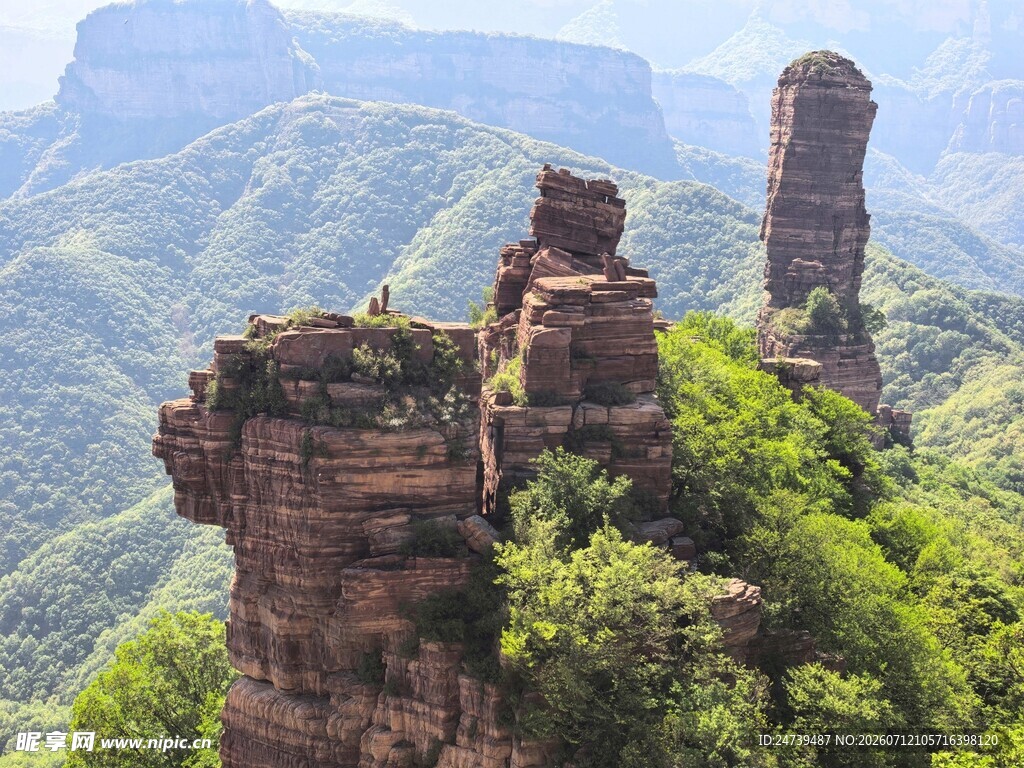 奇峰耸立的壮丽山峦景观