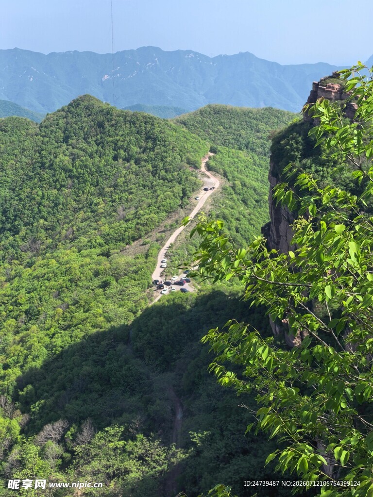 山间蜿蜒绿意盎然