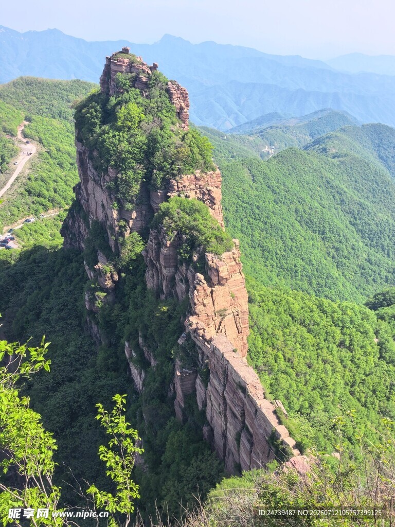 奇峰屹立于翠绿山峦间