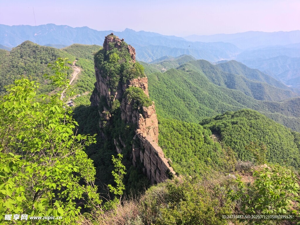 峻岭奇峰绿意盎然的山景
