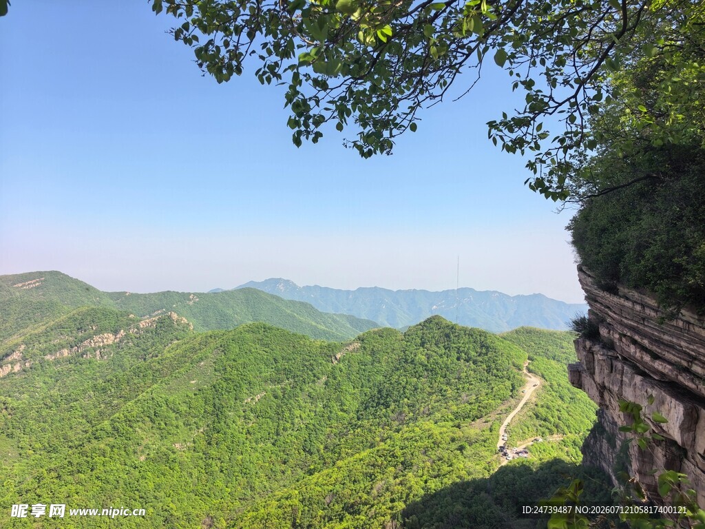 山间绿意盎然的壮丽景致