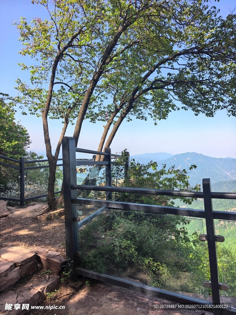 山间观景处的惬意景致