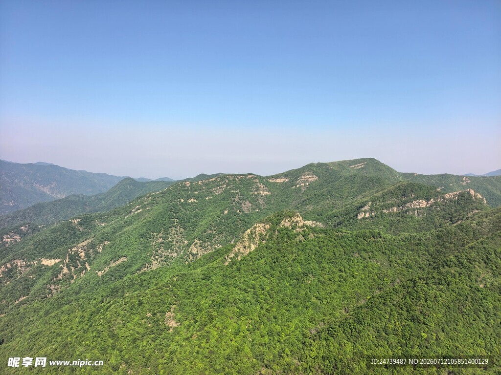 青山葱郁的壮美山景
