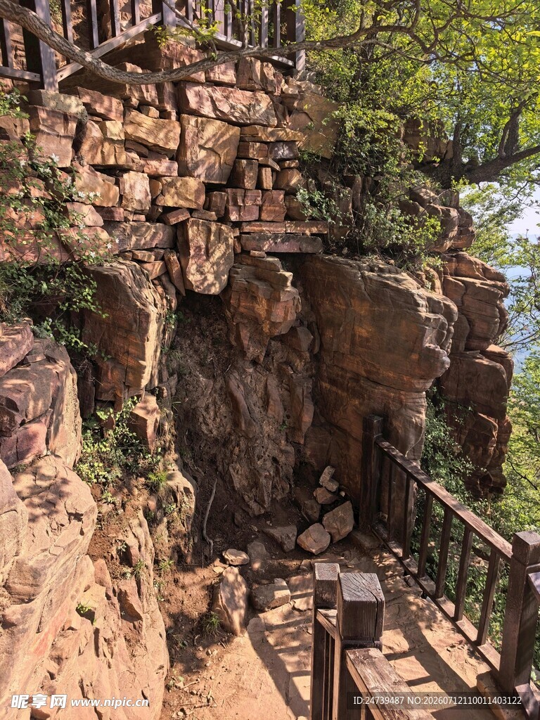 山间石砌栈道与自然景致