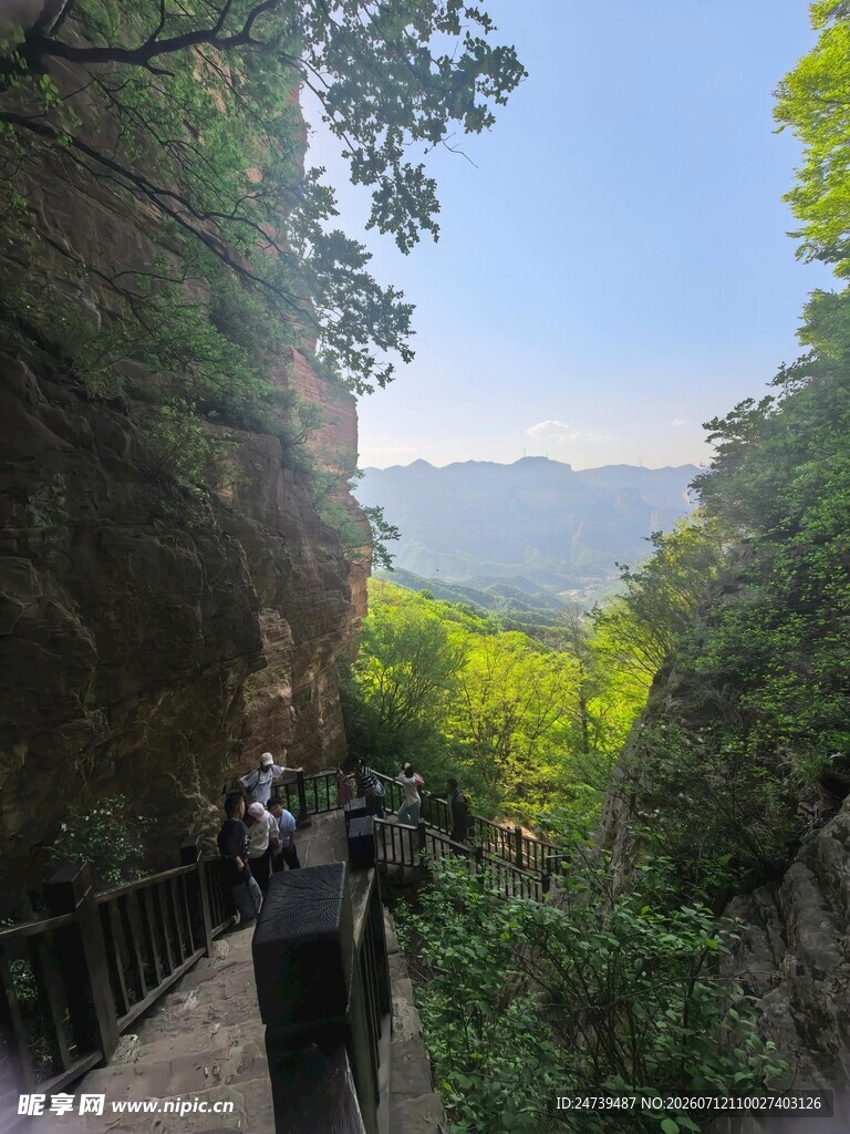 山间步道漫步赏秀丽风光
