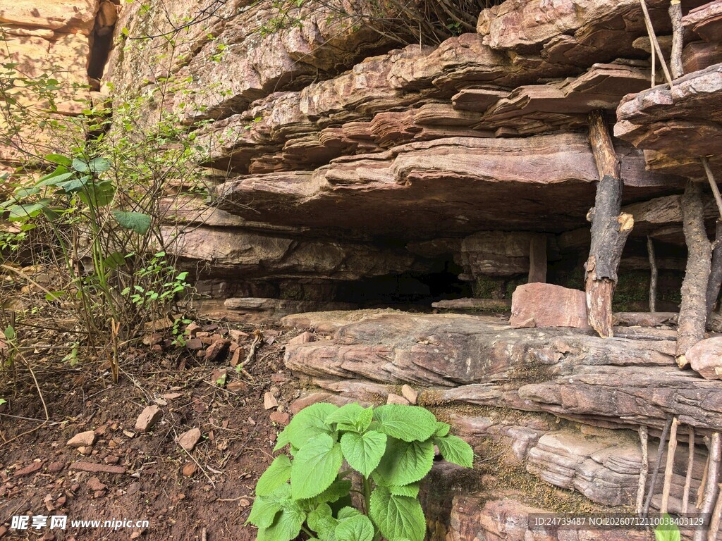 山间古朴石砌小屋遗迹