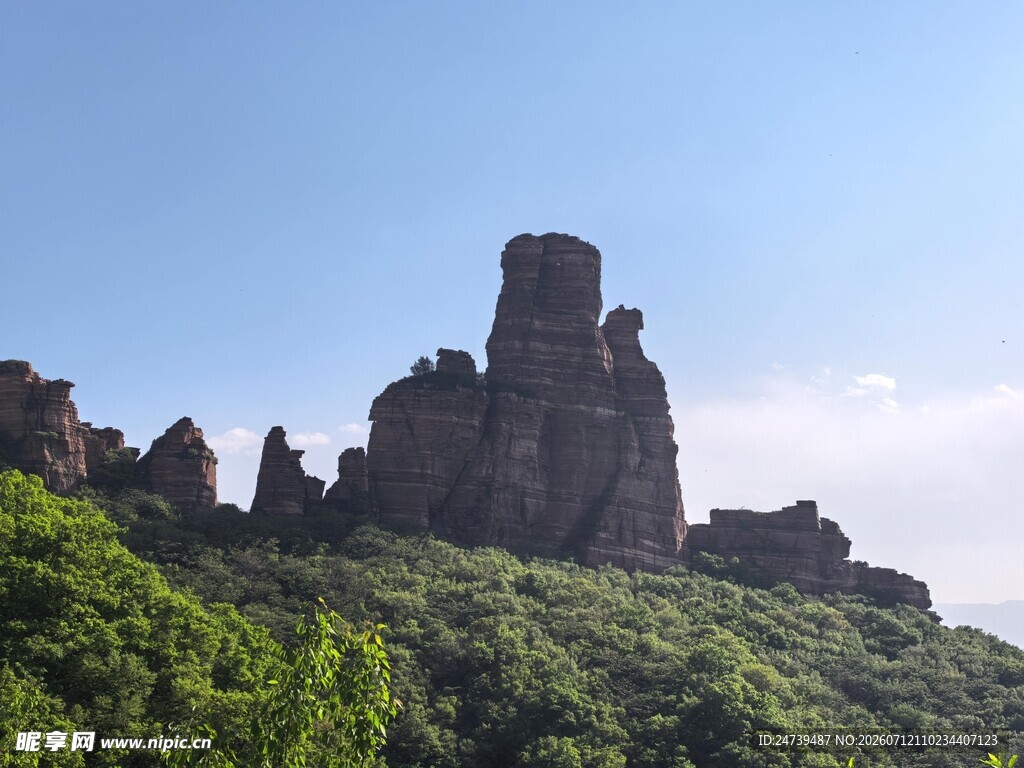 峻峭山峰与葱郁植被