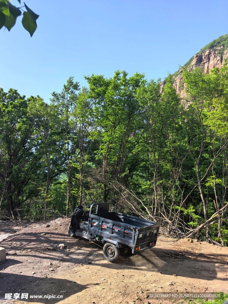 野外越野场景中的蓝色三轮车