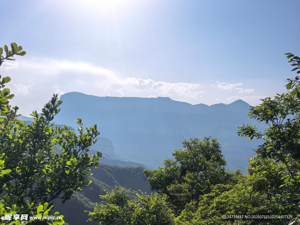 青山绿树间的明媚山景