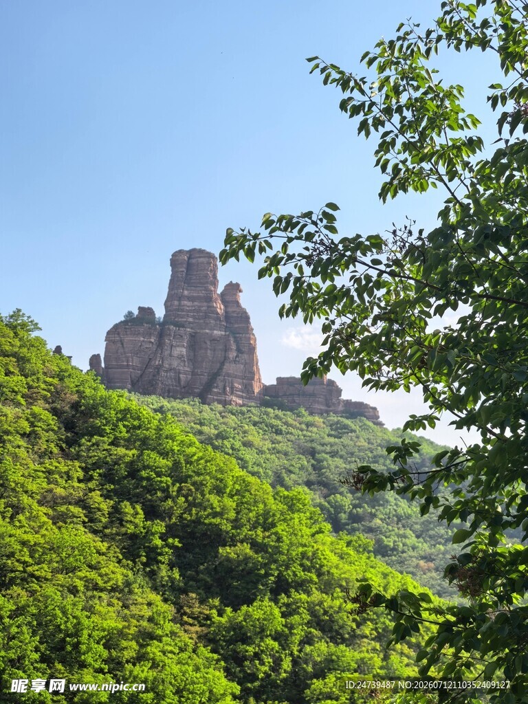 青山间的奇特山峰