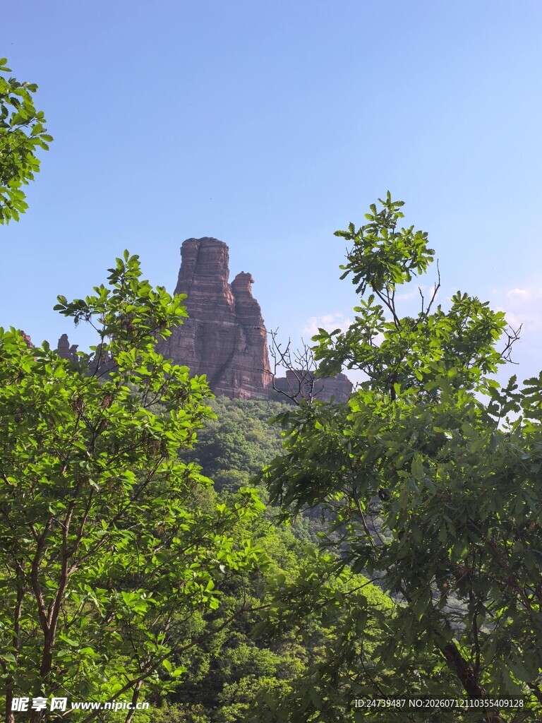 山林间的奇特岩石景观