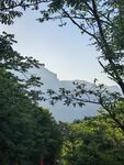 山林间的朦胧远山景色