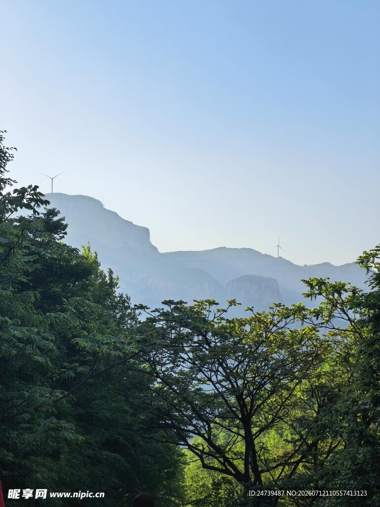 山林间的远山景致