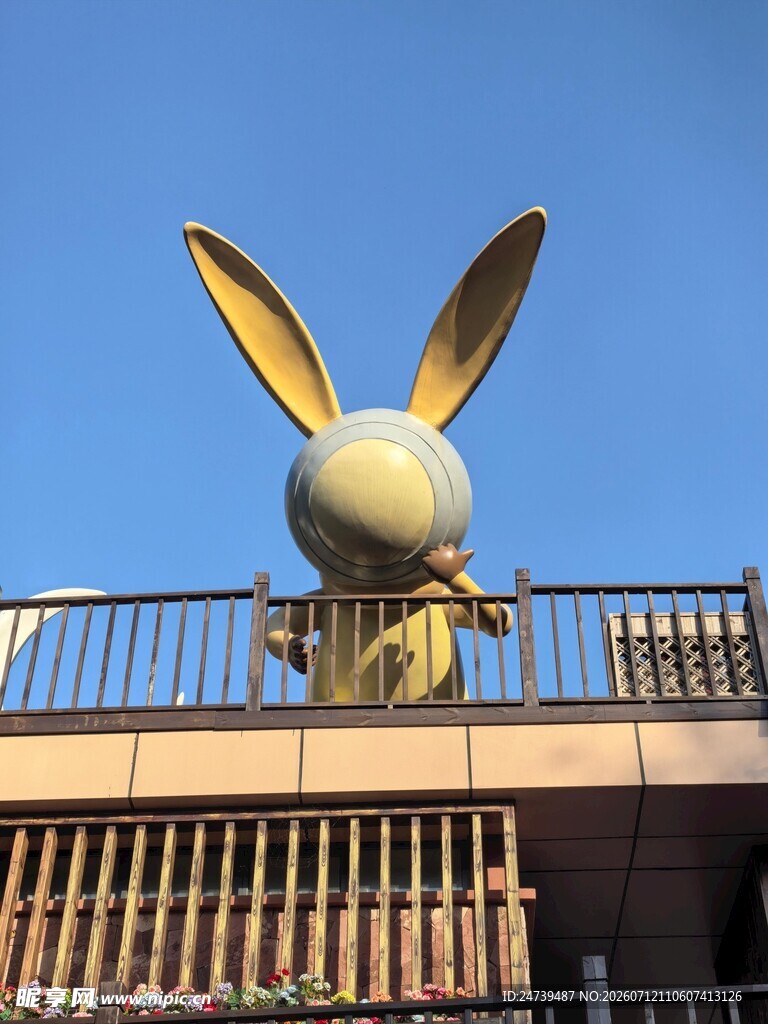 巨型金色兔子雕塑