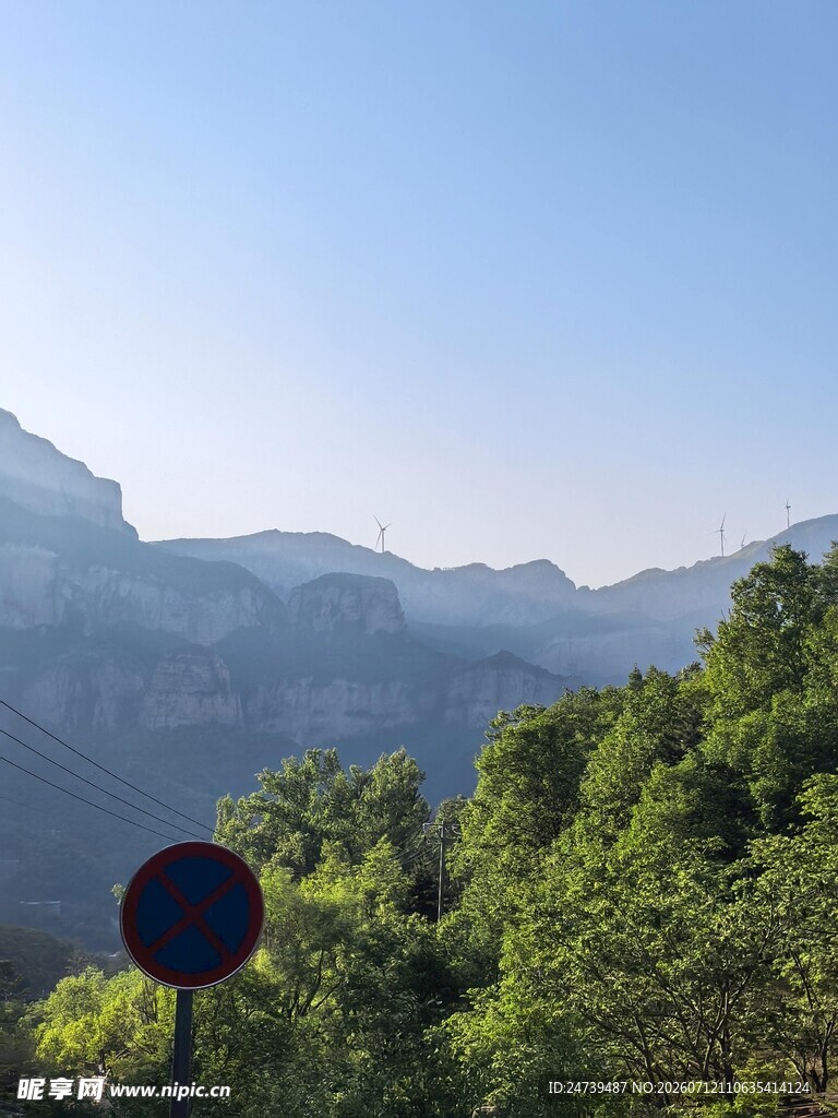 山间景致路标点缀绿意