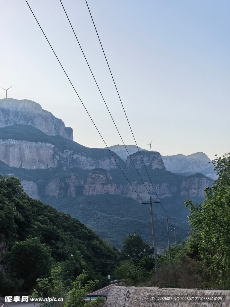 山间电线与壮丽山峦景色