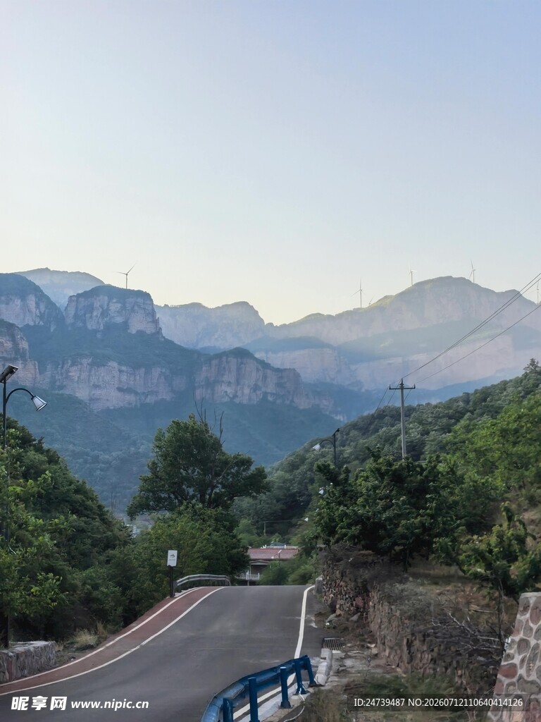 山间蜿蜒公路美景