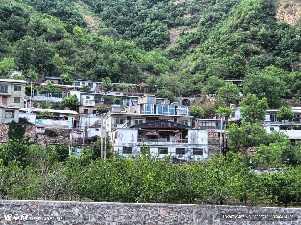 山间村落尽显宁静之美