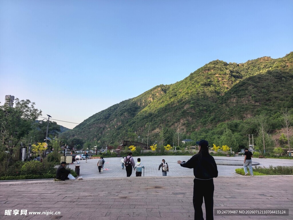 广场游人赏景的惬意时刻