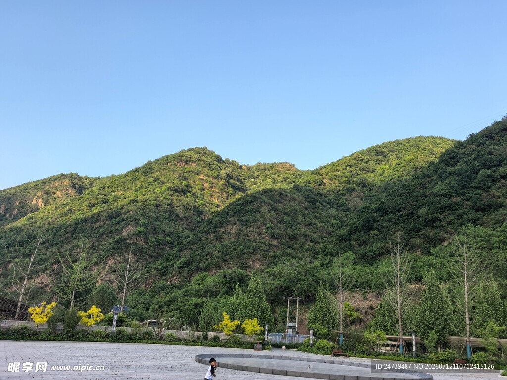 山间广场蓝天美景
