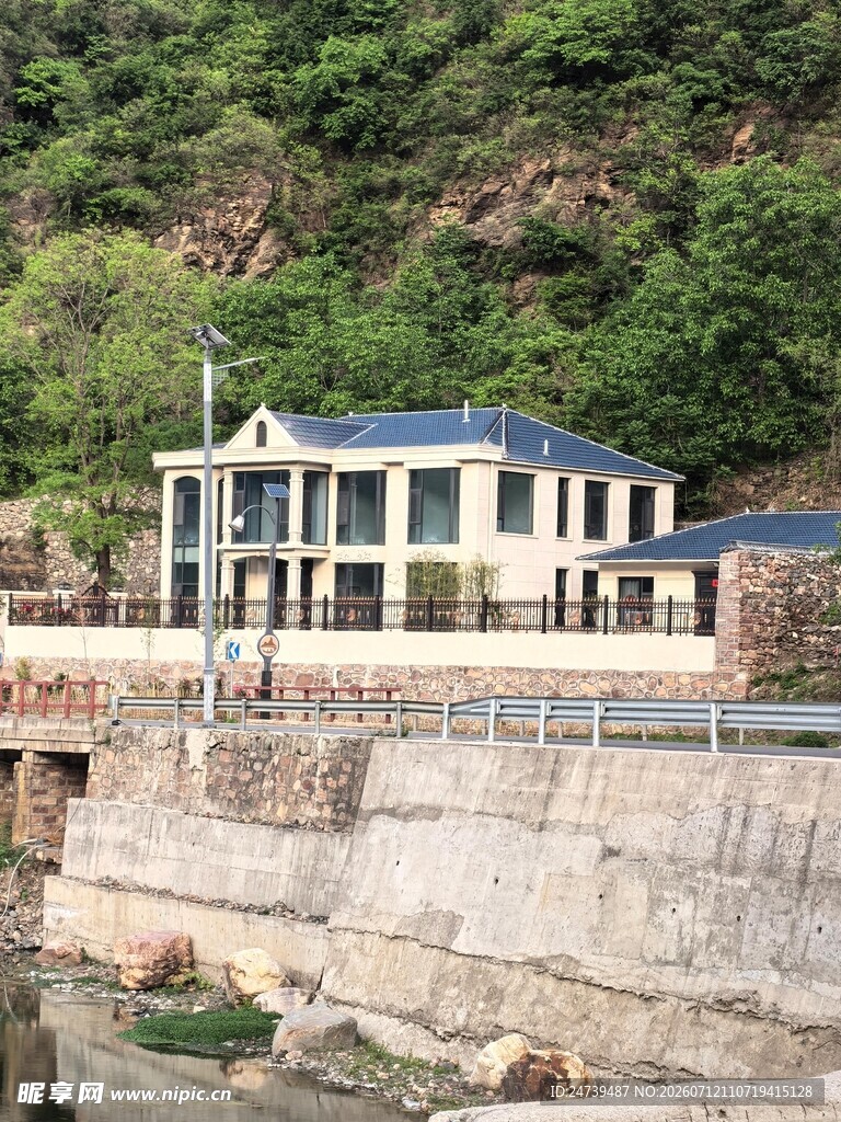 山间河畔的别致建筑