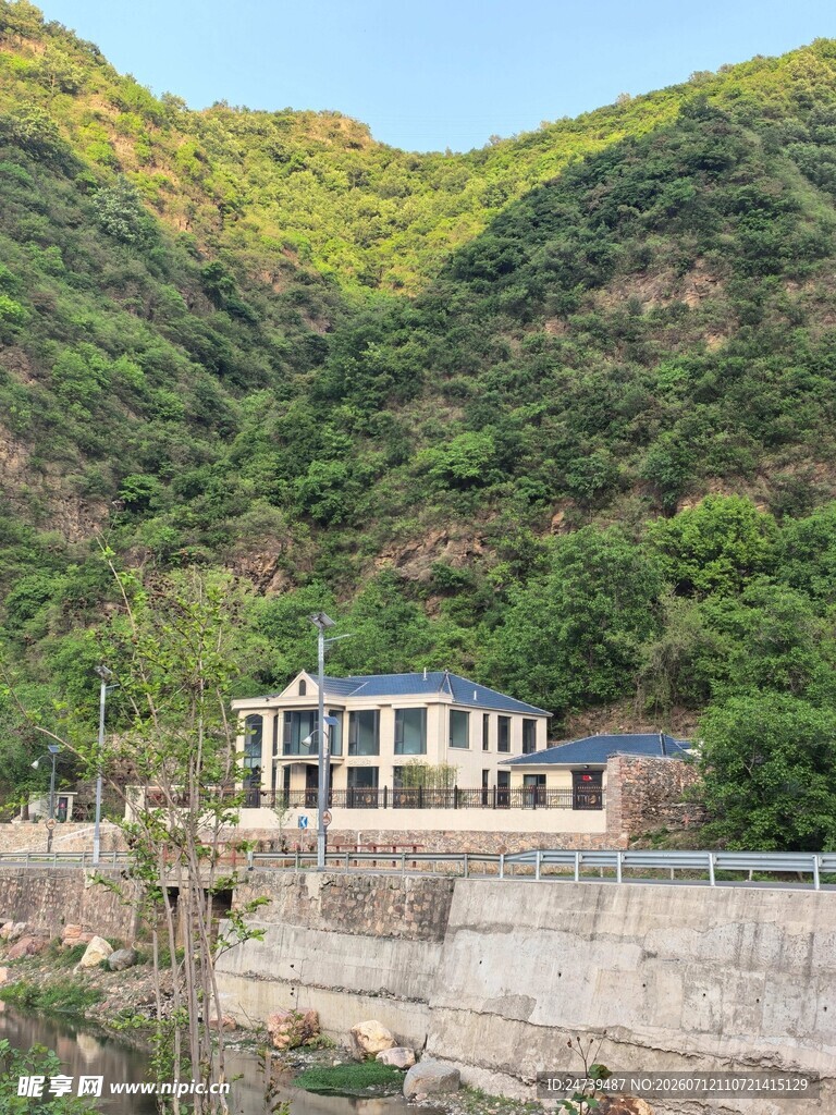 山间临水建筑风光