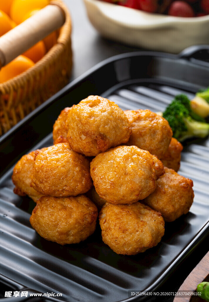 油炸丸子美味油炸鸡肉丸子