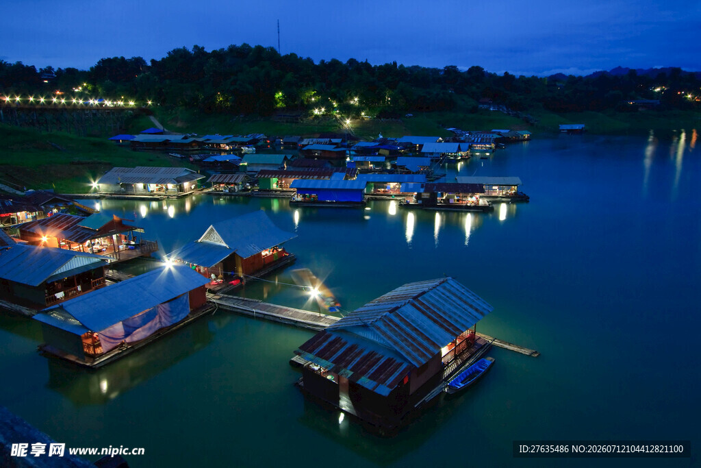 湖畔夜景中的水上灯火小屋