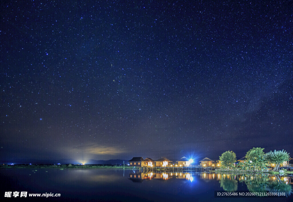 湖畔星空夜景倒影