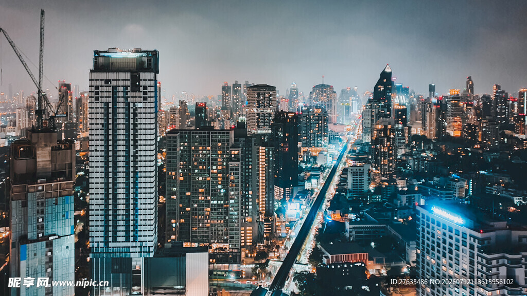 都市夜景下的繁华天际线