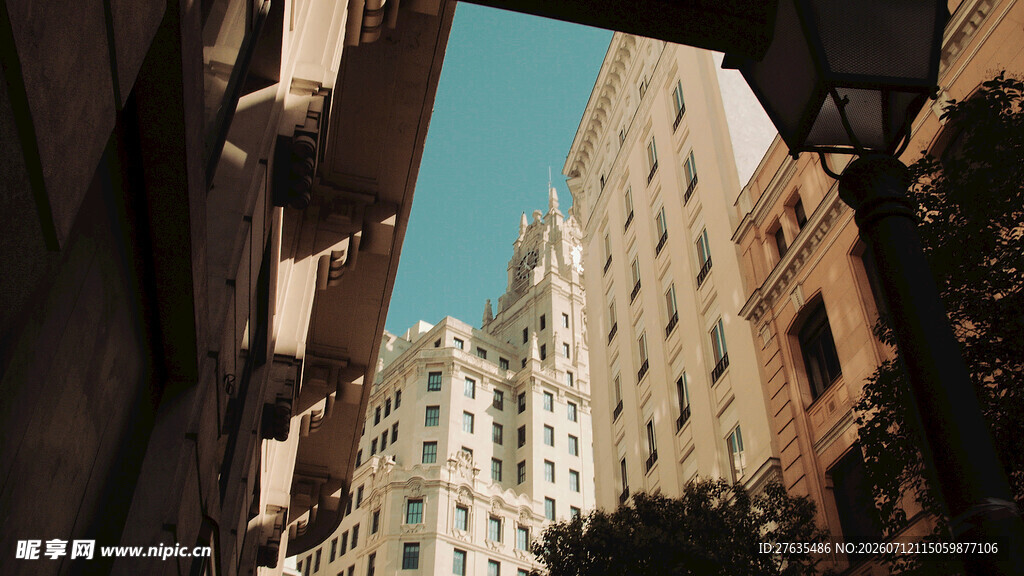 城市楼宇间的天空景象