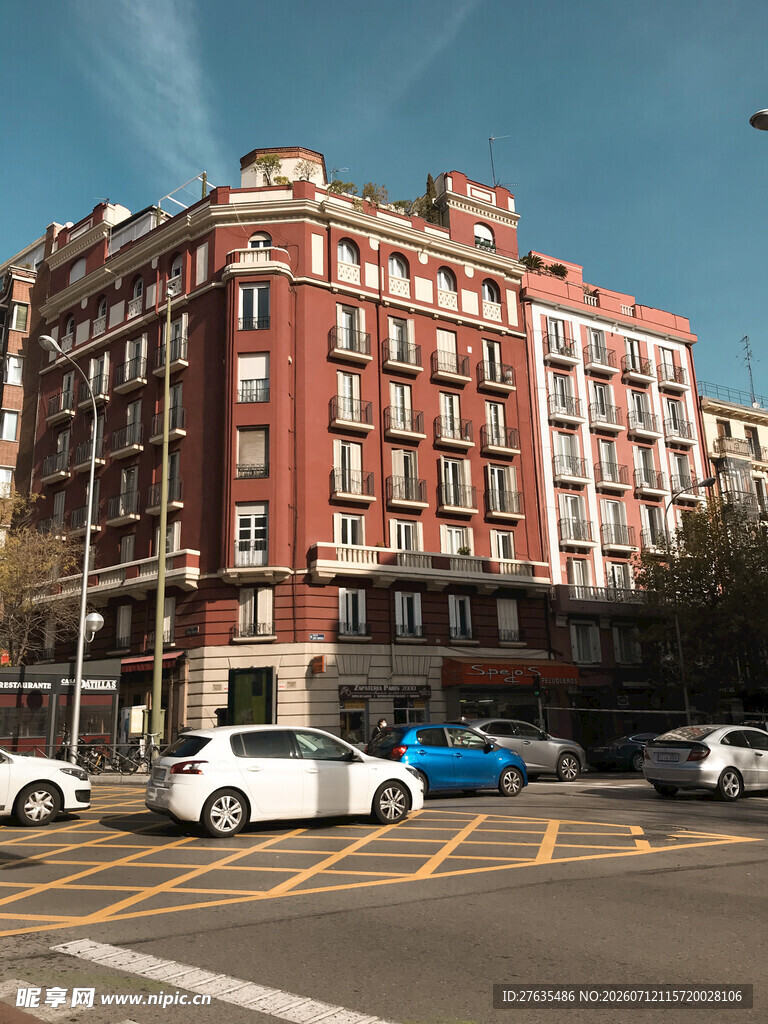 复古红砖建筑与街道景象