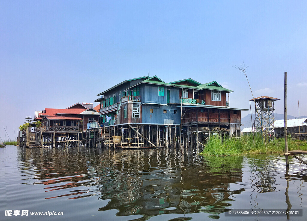 水上彩色木屋宁静水乡景