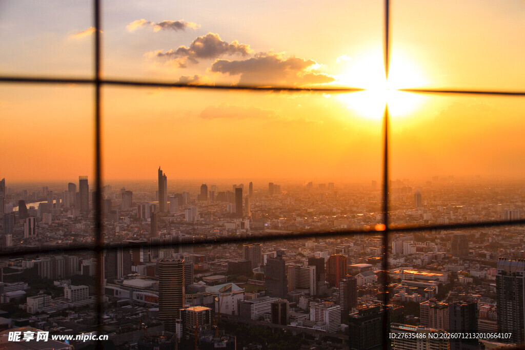 窗边俯瞰城市日落美景
