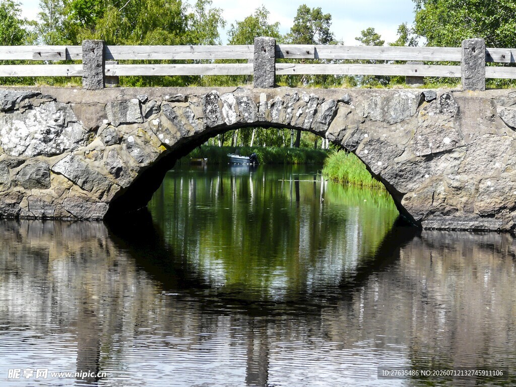 石桥映水的静谧景致