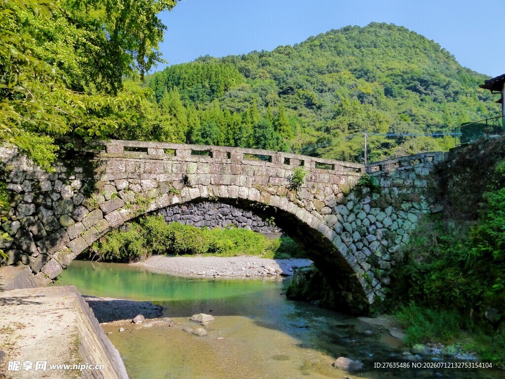 古石桥横跨青山绿水间