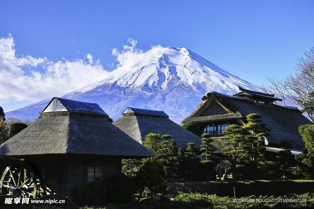 富士山下的传统日式屋舍